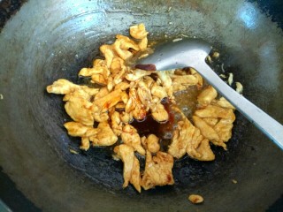 9、杏鲍菇青椒炒鸡肉,放入一勺生抽翻炒均匀