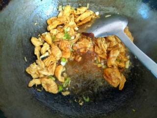 10、杏鲍菇青椒炒鸡肉,加入葱姜蒜翻炒