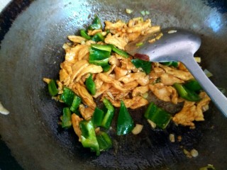11、杏鲍菇青椒炒鸡肉,加入青椒翻炒