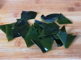 5、海带冬瓜汤,盐渍海带将盐洗干净，再冷水反复泡，泡好切菱形块。