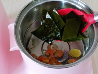 9、海带冬瓜汤,加入切好的海带。