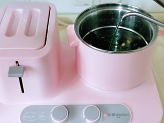 11、海带冬瓜汤,加入纯净水，盖上盖子，煮15分钟。