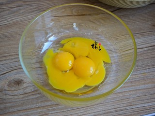 2、南瓜蒸蛋糕,鸡蛋4个，把蛋清和蛋黄分别打入两个容器中，装蛋清的容器要无水无油
