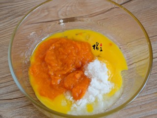 3、南瓜蒸蛋糕,把鸡蛋黄中加15克白糖、南瓜泥，搅拌均匀后，再加入玉米油搅拌均匀