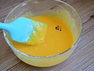 5、南瓜蒸蛋糕,翻拌均匀，以免起筋，影响蛋糕的口感