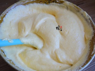 7、南瓜蒸蛋糕,翻拌均匀