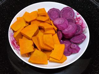 1、芋圆红豆烧仙草,南瓜、紫薯去皮切片后，隔水蒸20分钟