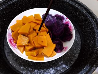 2、芋圆红豆烧仙草,筷子能轻松插透就可以了