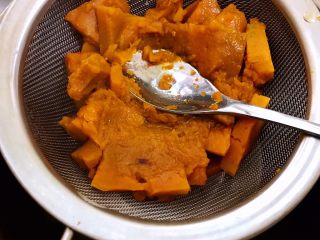 3、芋圆红豆烧仙草,南瓜在筛网里压成泥加入5克糖