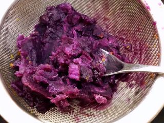 4、芋圆红豆烧仙草,紫薯压成泥加入5克糖