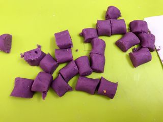 9、芋圆红豆烧仙草,切成小段（不要切太大不好看）