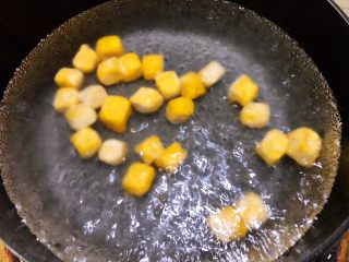 11、芋圆红豆烧仙草,锅里烧水，水滚开后下入粉团（紫薯和南瓜的分开煮，以免串色）