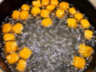 12、芋圆红豆烧仙草,煮至浮起后再煮2分钟