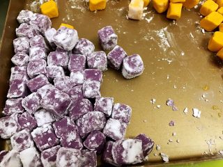 10、芋圆红豆烧仙草,稍微整形成方形，放入盘里加入适量木薯粉防止沾粘（剩余的放冰箱冷冻保存）