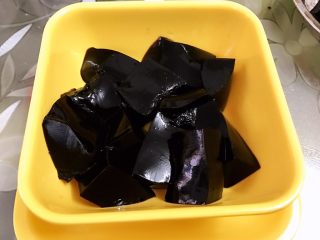 16、芋圆红豆烧仙草,提前做好的烧仙草切块摆入碗里（仙草冻的做法请参照我另一个食谱）加入汁底