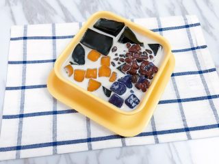 17、芋圆红豆烧仙草,摆入过凉的芋圆和蜜红豆