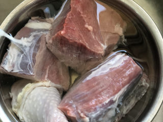 2、清汤牛肉面,冲水洗净，跑到没有血水