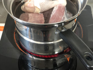 3、清汤牛肉面,入锅