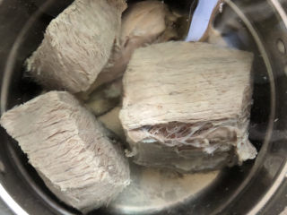 7、清汤牛肉面,捞出洗净冲洗到没有血水沫