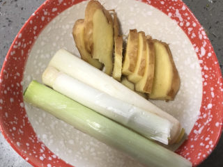 8、清汤牛肉面,葱姜切段