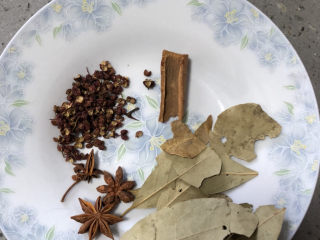 9、清汤牛肉面,我家里料不全了，就有啥放啥