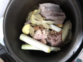 10、清汤牛肉面,肉料入锅