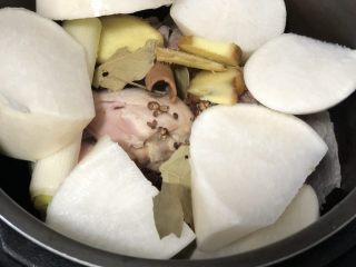 14、清汤牛肉面,萝卜块也加入