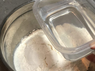 24、清汤牛肉面,面粉加入凉水