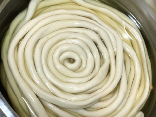 33、清汤牛肉面,全部如图，加入油封住