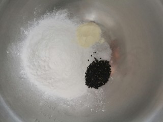 2、麻薯包,预拌粉+奶粉+盐+芝麻,拌匀
