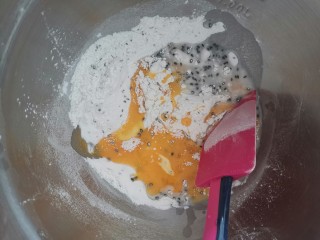 4、麻薯包,加入水和鸡蛋