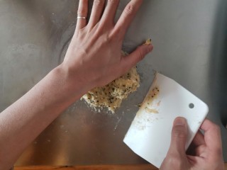 5、麻薯包,移到案板上,用手掌这个部分按压揉匀