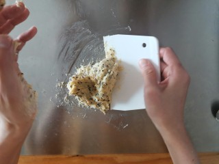 6、麻薯包,有点粘是没问题的