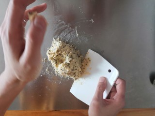 7、麻薯包,用刮板抄底