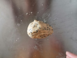 8、麻薯包,加入黄油接着揉匀