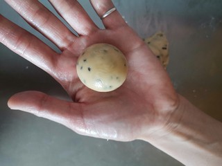 9、麻薯包,分出大约9块,如果粘,可以在手上涂点玉米油