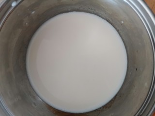 13、麻薯包,牛奶加糖小火加热,到边缘起泡