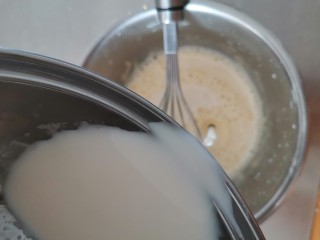 14、麻薯包,步骤15倒入步骤14.不断搅拌