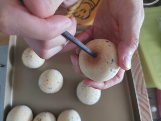 18、麻薯包,用筷子戳出一个洞