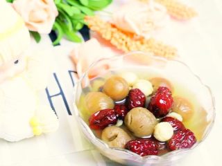 1、红枣桂圆莲子汤,起锅可以给孩子直接喝也可少加点糖。麻麻们可加入适量的红糖。一次就做当天的量就好，喜欢喝，第二天再炖，不麻烦的。