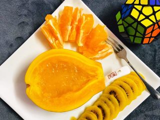 6、木瓜炖燕窝,木瓜一切两半挖空中间的黑子,将事先炖好的燕窝放进挖好黑子的木瓜内,放入蒸锅蒸十五分钟即可