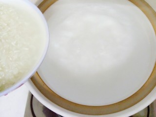 4、番薯粥,水开后倒入大米