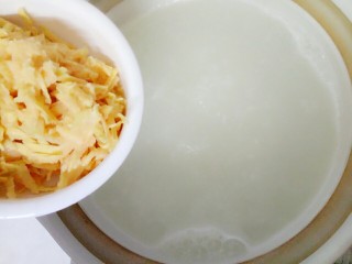 9、番薯粥,大米煮至五分熟时倒入番薯丝