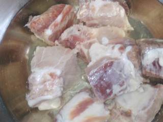 1、#芦笋排骨#(创建于30/4~2017),排骨浸泡,更换三次水,祛血水。