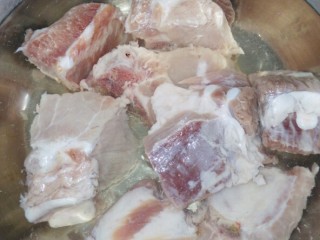 2、#芦笋排骨#(创建于30/4~2017),排骨捞起,滤干水。