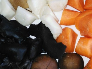 3、#芦笋排骨#(创建于30/4~2017),黑木耳、香菇、胡萝卜、杏鲍菇经整并清洗干净,改刀成型。