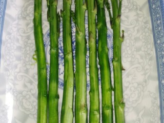 4、#芦笋排骨#(创建于30/4~2017),芦笋刮去老皮,并清洗干净。