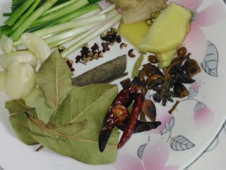 5、#芦笋排骨#(创建于30/4~2017),葱姜蒜、花椒、八角、柱皮、香叶、辣椒备好。