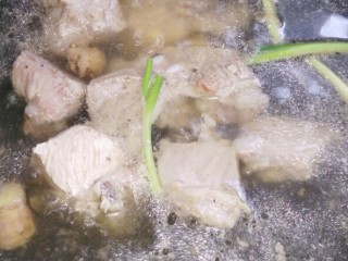 6、#芦笋排骨#(创建于30/4~2017),排骨焯水,放入葱姜、料酒,开锅煮3~5分钟。