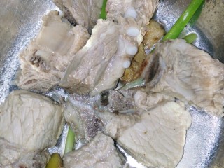 7、#芦笋排骨#(创建于30/4~2017),捞出排骨,用热水清洗干净。
